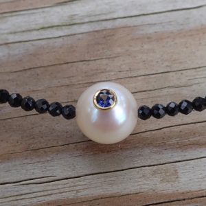 SHINING MONOÏ    Collier spinelle noir, perle blanche, saphir et or