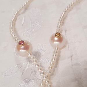WHITE CANDY  Collier perles blanches, saphir rose et or