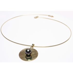 Collier French Look - Câble omega en or, pendentif martelé avec perle de Tahiti et diamant - JDL Paris