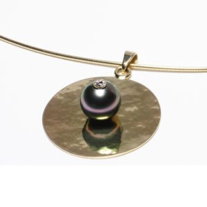 Collier câble omega en or avec pendentif perle de Tahiti et diamant - JDL Paris