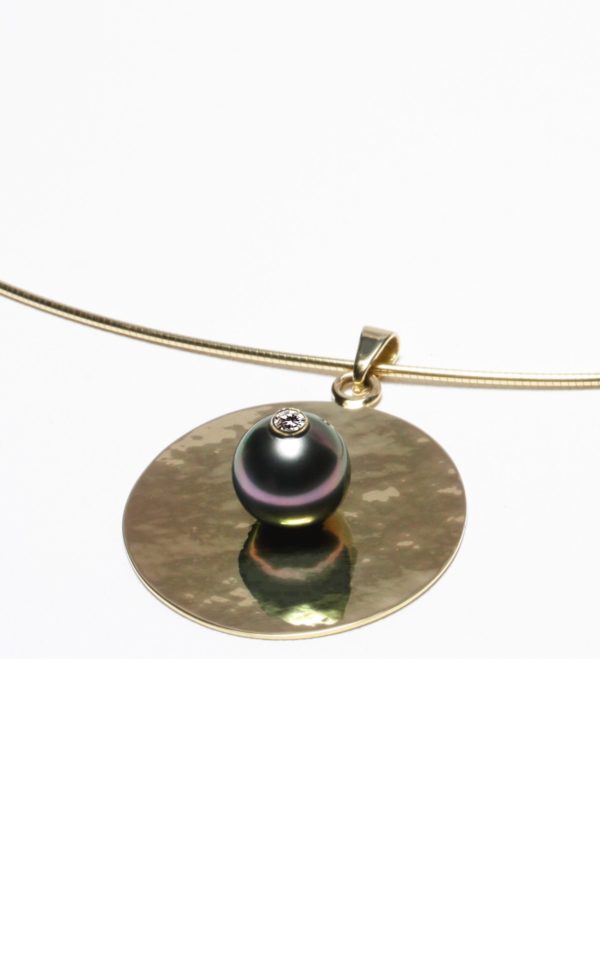 Collier câble omega en or avec pendentif perle de Tahiti et diamant - JDL Paris