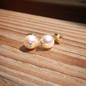 Boucles d'oreilles perles incrustées de diamants JDL Paris by Jessie Lemaire