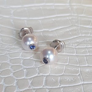 SIMPLY MONOÏ boucles d'oreilles perles d'Akoya avec saphirs - JDL Paris by Jessie Lemaire