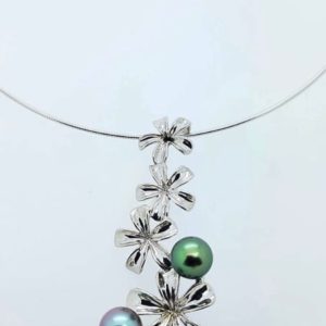 Collier fleurs en argent 925 avec perles de Tahiti sur câble