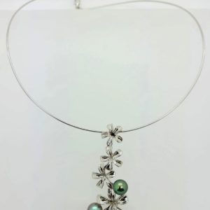 Collier fleurs en argent avec perles de Tahiti sur câble - JDL Paris