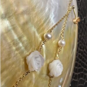 Boucles d'oreilles chainettes en or avec perles et fleurs de nacre - JDL Paris
